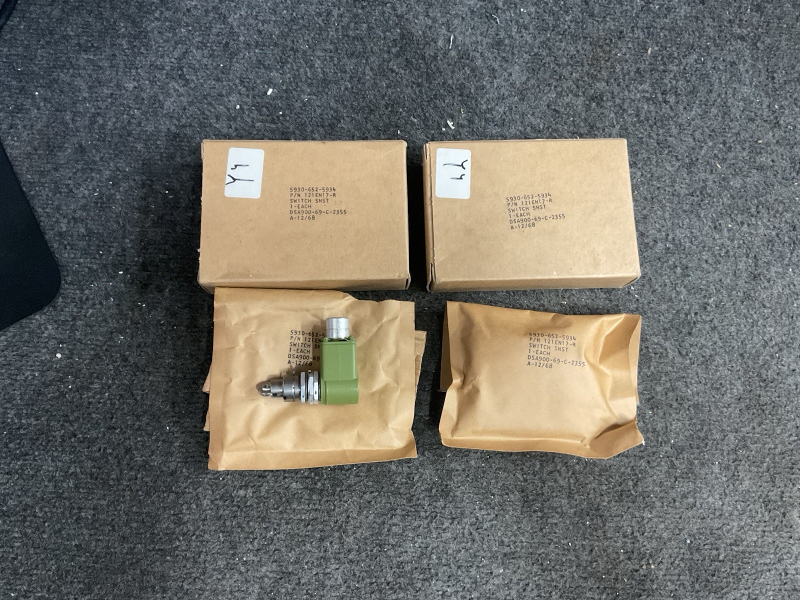 Lot of 2 Amphenol 121EN17-R Sensitive Micro Switch / 5930-652-5934 NEW IN BOX