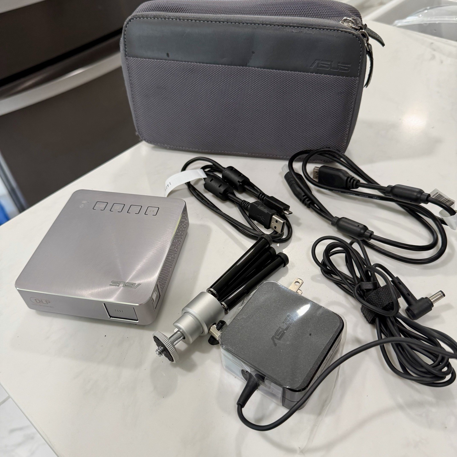 ASUS S1 Portable LED Projector, 200 Lumens Complete W/ Cables & Pouch. TESTED!