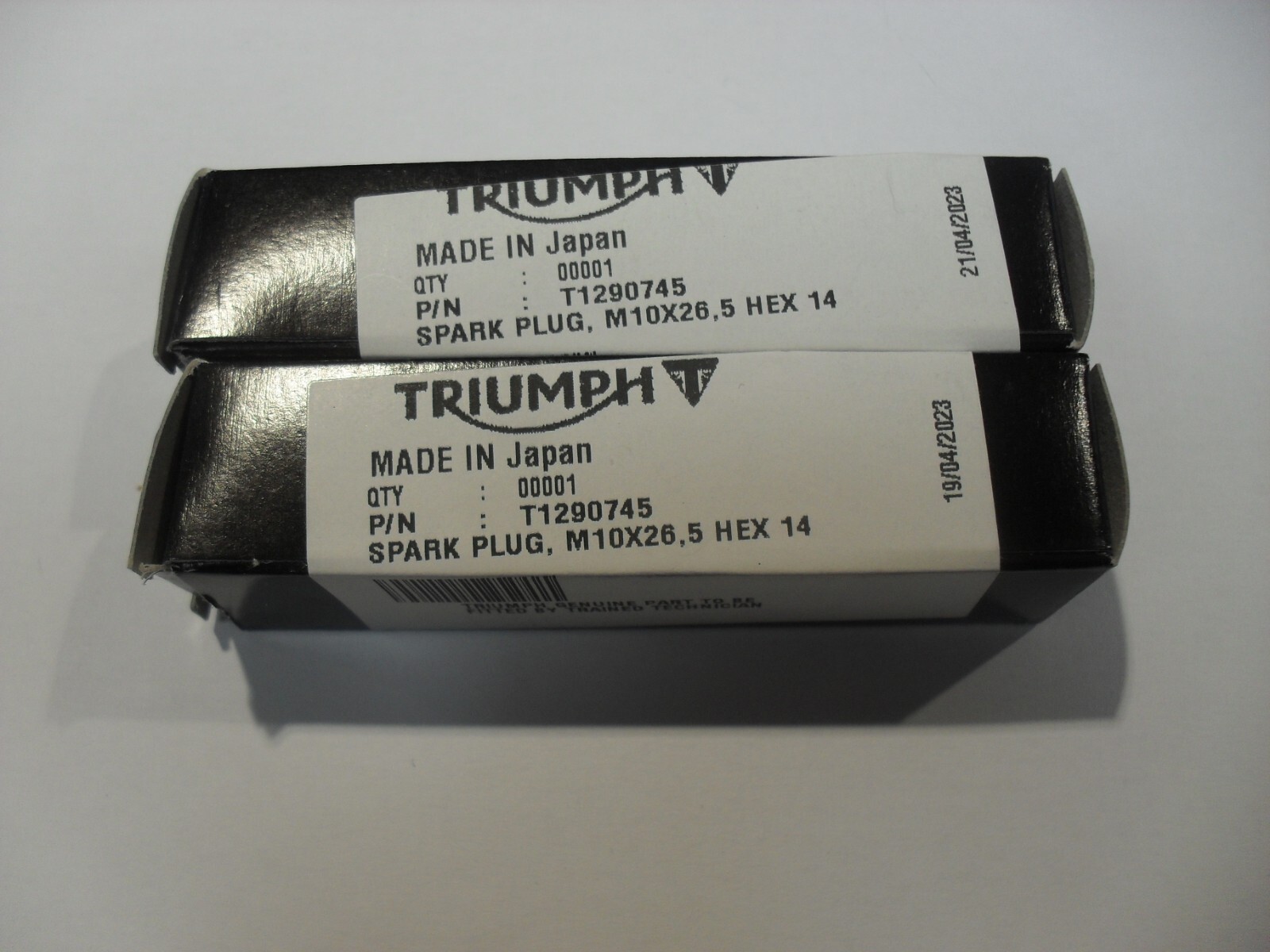 TRIUMPH SPARK PLUG x2 T1290745 NGK LMAR8A-9 GENUINE TRIUMPH - SEE DESCRIPTION