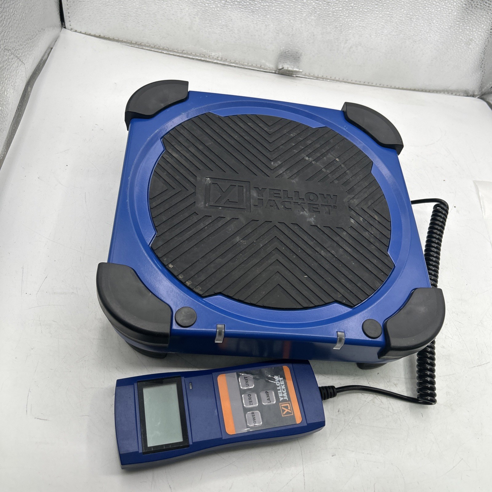 YELLOW JACKET Refrigerant Charging Scale needs service "Shows FULL" ( with case