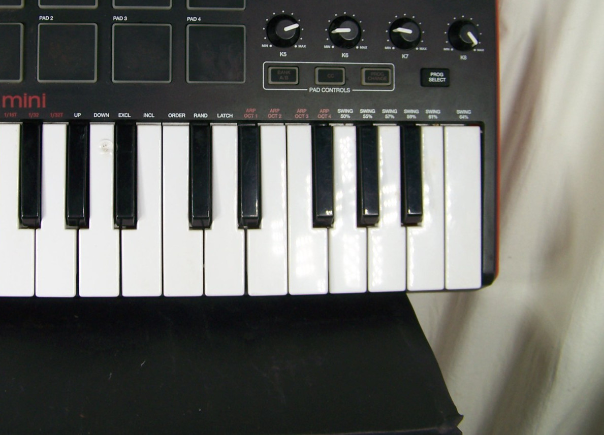 Akai MPK mini professional keyboard NEEDS WORK
