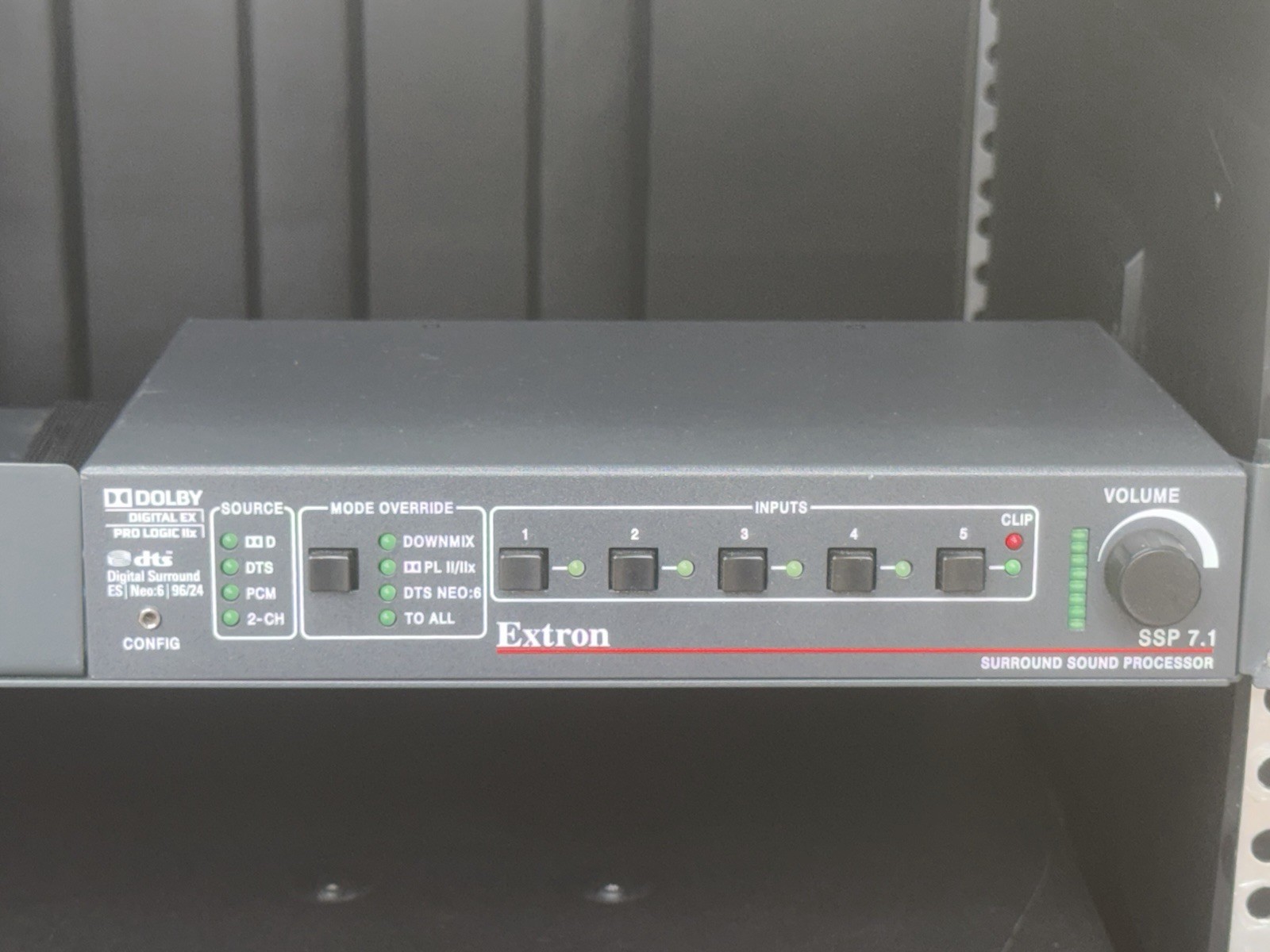 QSC RMX 2450 Power Amplifier + Extron SSP 7.1 Processor w/ SKB Rack Case