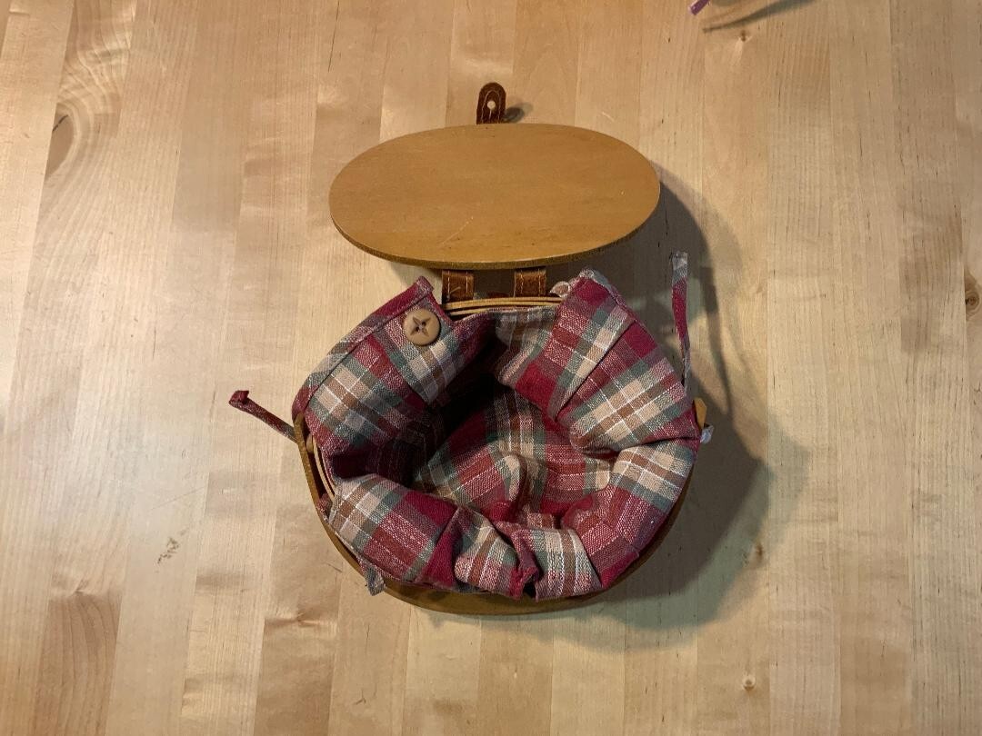 Longaberger Basket 1994 Plaid  small basket handle plaid liner and hinged lid