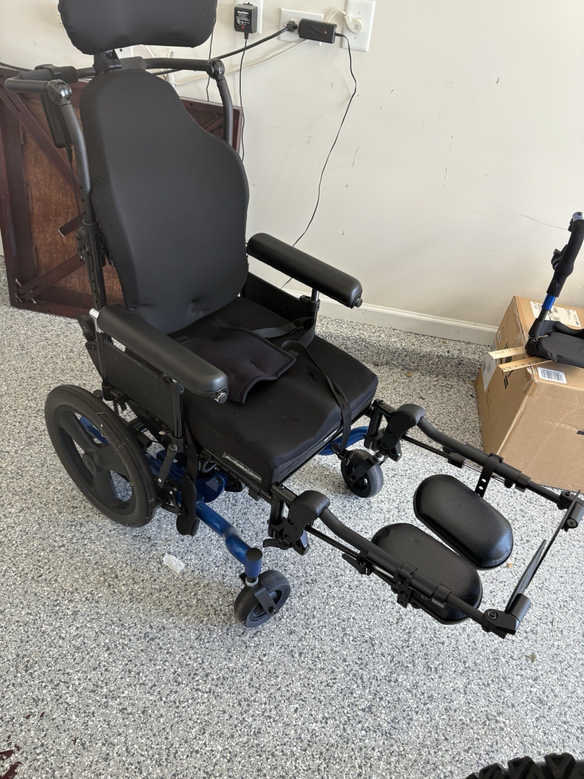 Kit Mobility Focus CR electric Wheelchair w/ Headrest, Elevating legs.