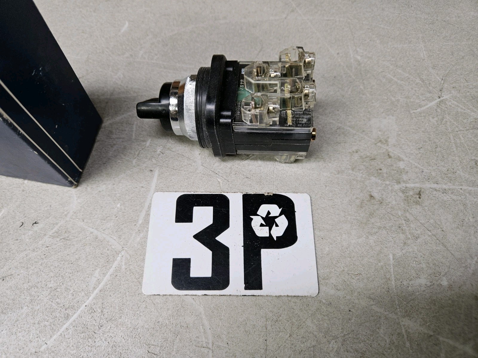 TELEMECANIQUE XB2MD12 2-POSITION SELECTOR SWITCH