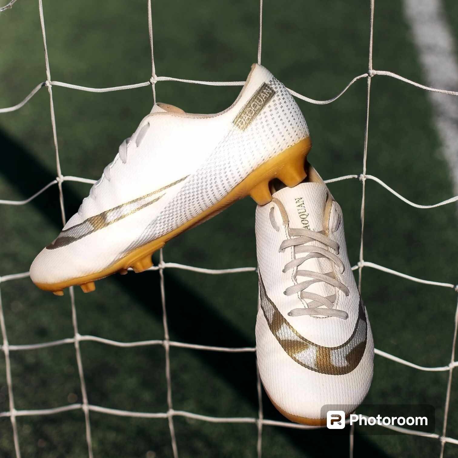Daoquan Youth/Junior's Soccer/Football Cleats Big Kids Size 6. White/Gold.