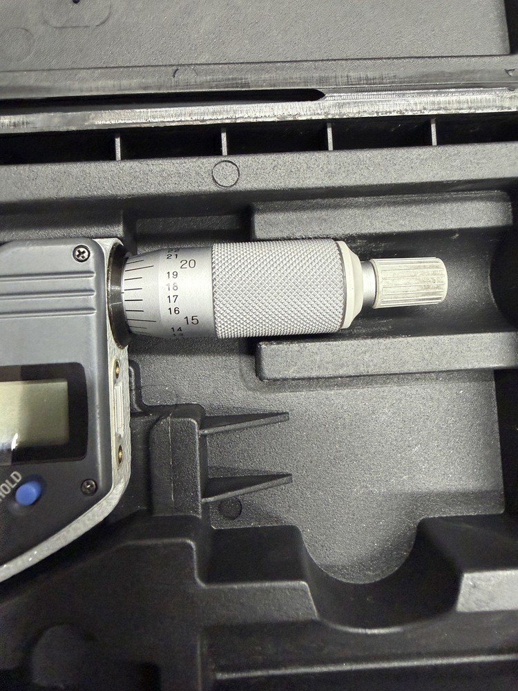 MITUTOYO 1-2” DIGITAL MICROMETER 293-331-30, IP65, .00005”