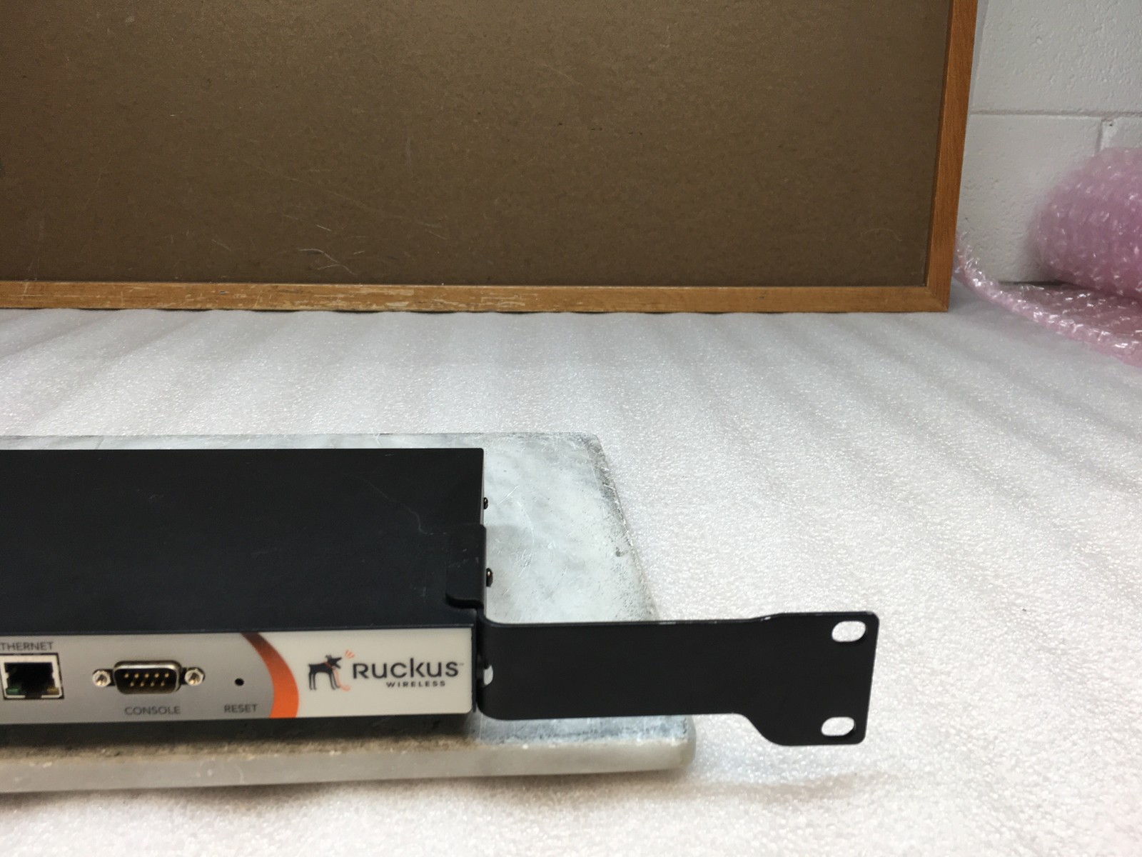 Ruckus Wireless ZoneDirector 1100 Wirelsess Controller w/ Rack Mountable Ears
