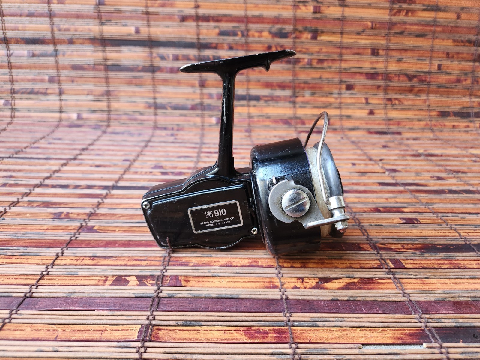 SEARS ROEBUCK AND CO.  910 LARGE SPINNING REEL FISHING REEL 779 . 41425