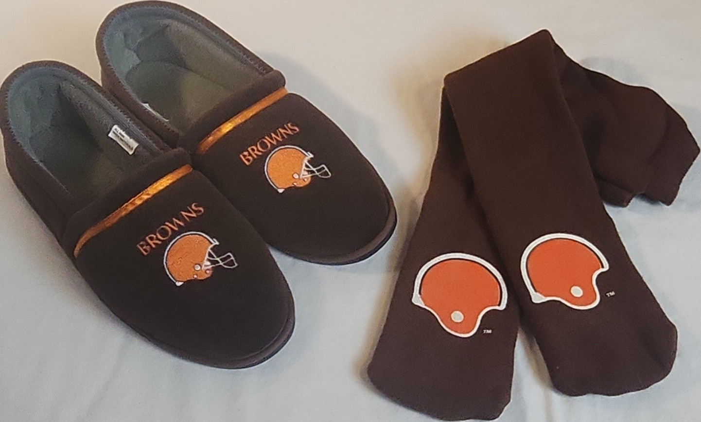 NFL Footwear Cleveland Browns Men's Slippers Medium 9-10 Warm Socks Brown Orange