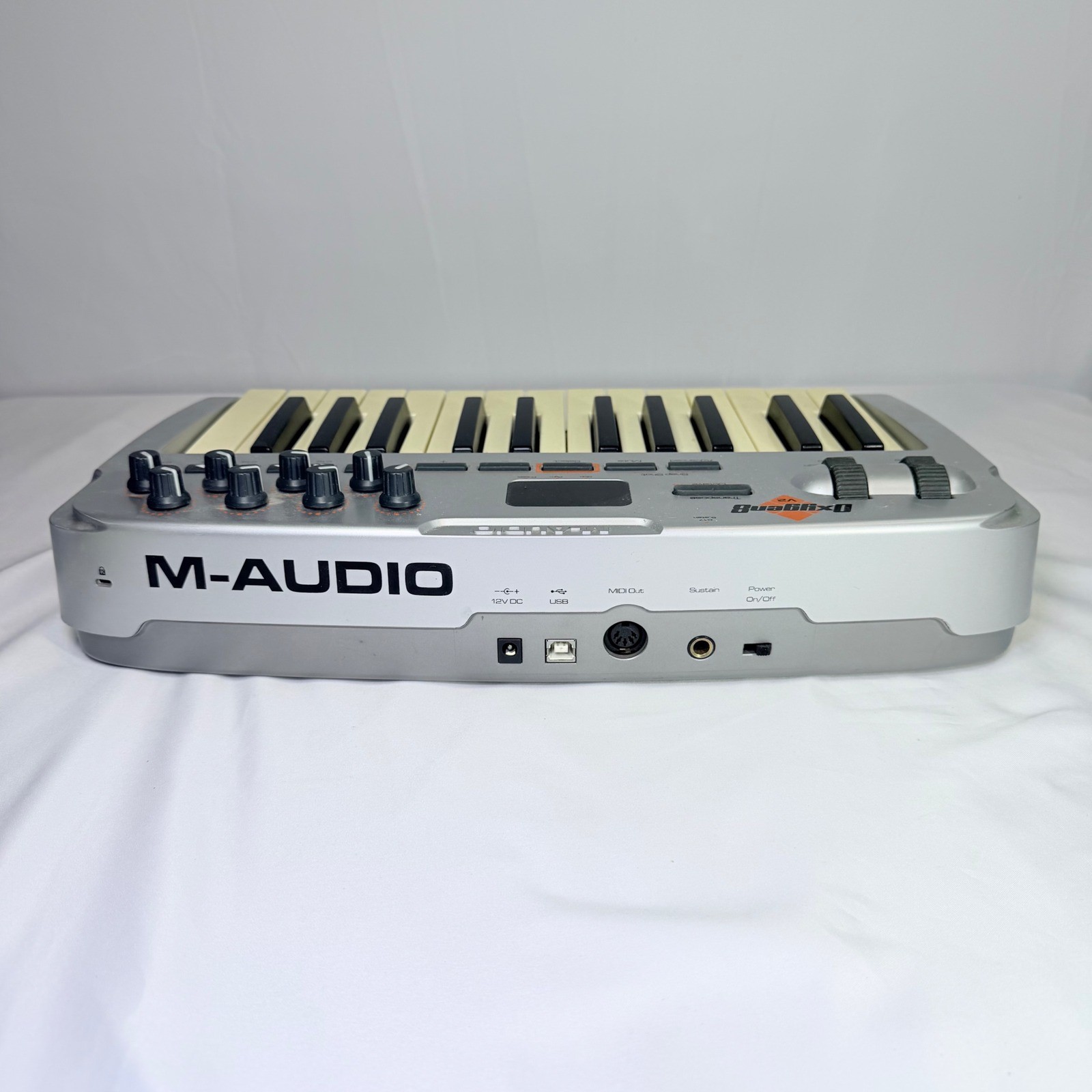 M-Audio Oxygen 8 V2 25-Key USB MIDI Keyboard Controller Silver Silver/Black