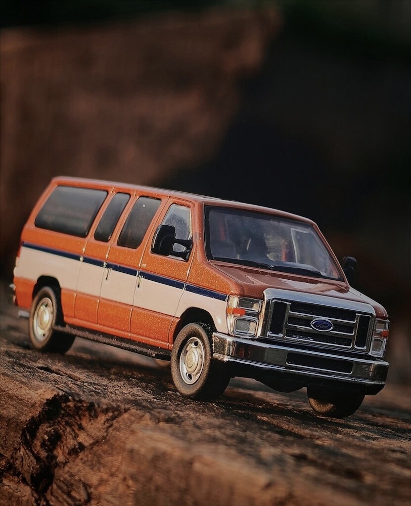 1:64 Ford E-350 Super Duty Wagon - Brown Mini Van Diecast Model