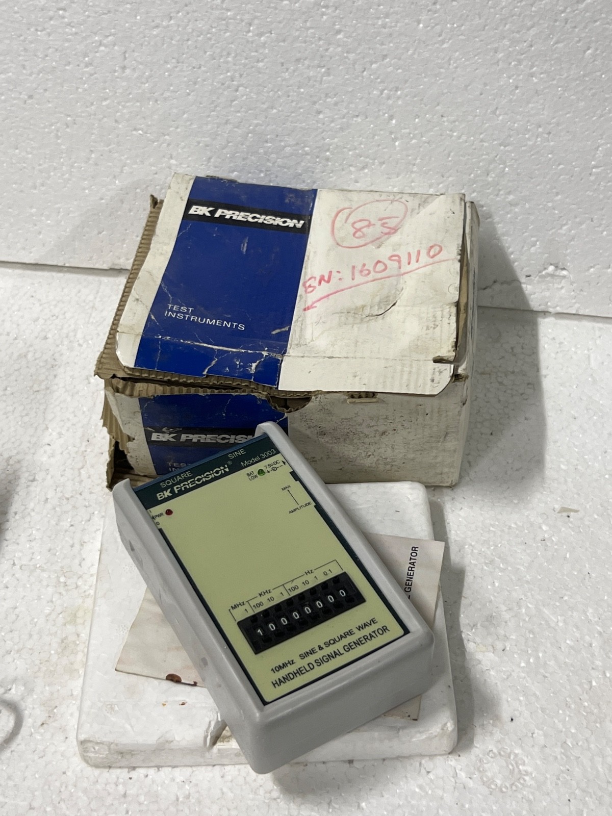 Bk precision 3003 10mhz Sine/Square Wave Handheld Signal Generator