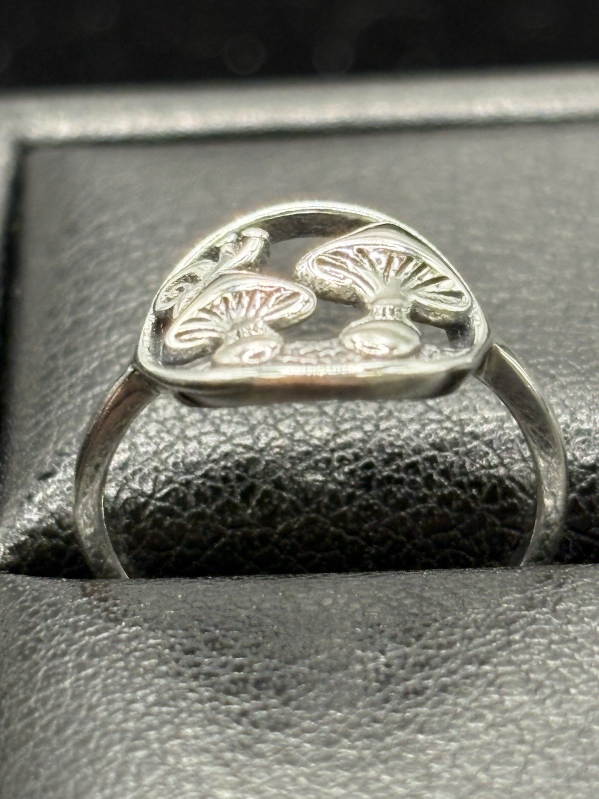New Condition Sterling Silver Mushrooms Toe Ring 925 C31