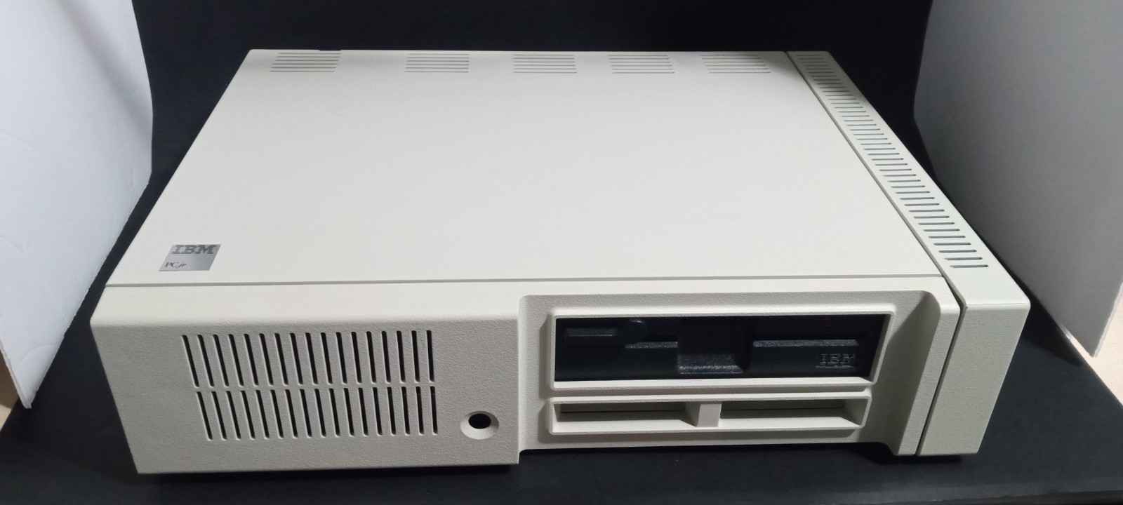 1983 IBM PC Jr 4860 Vintage Computer Turns on...LOOK