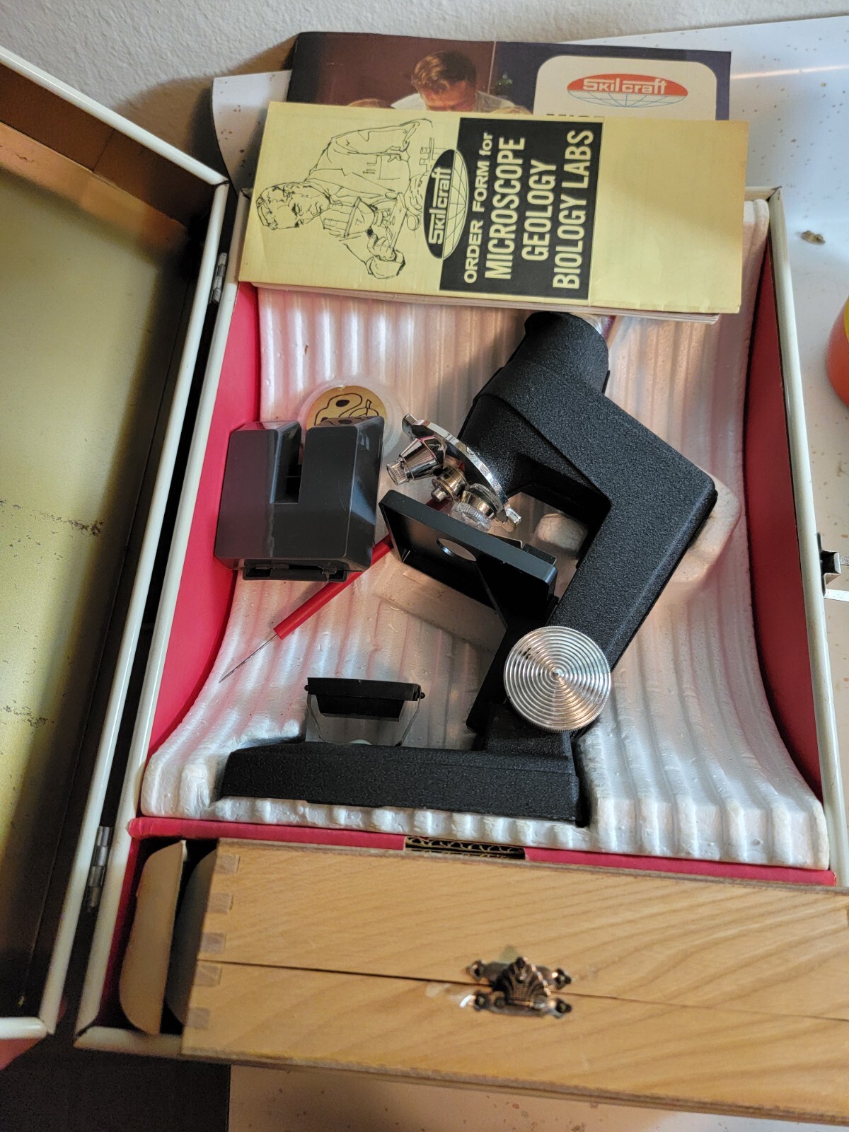VINTAGE Skil Craft MICROSCOPE LAB 1969 WITH MANUAL/METAL CASE COMPLETE ?