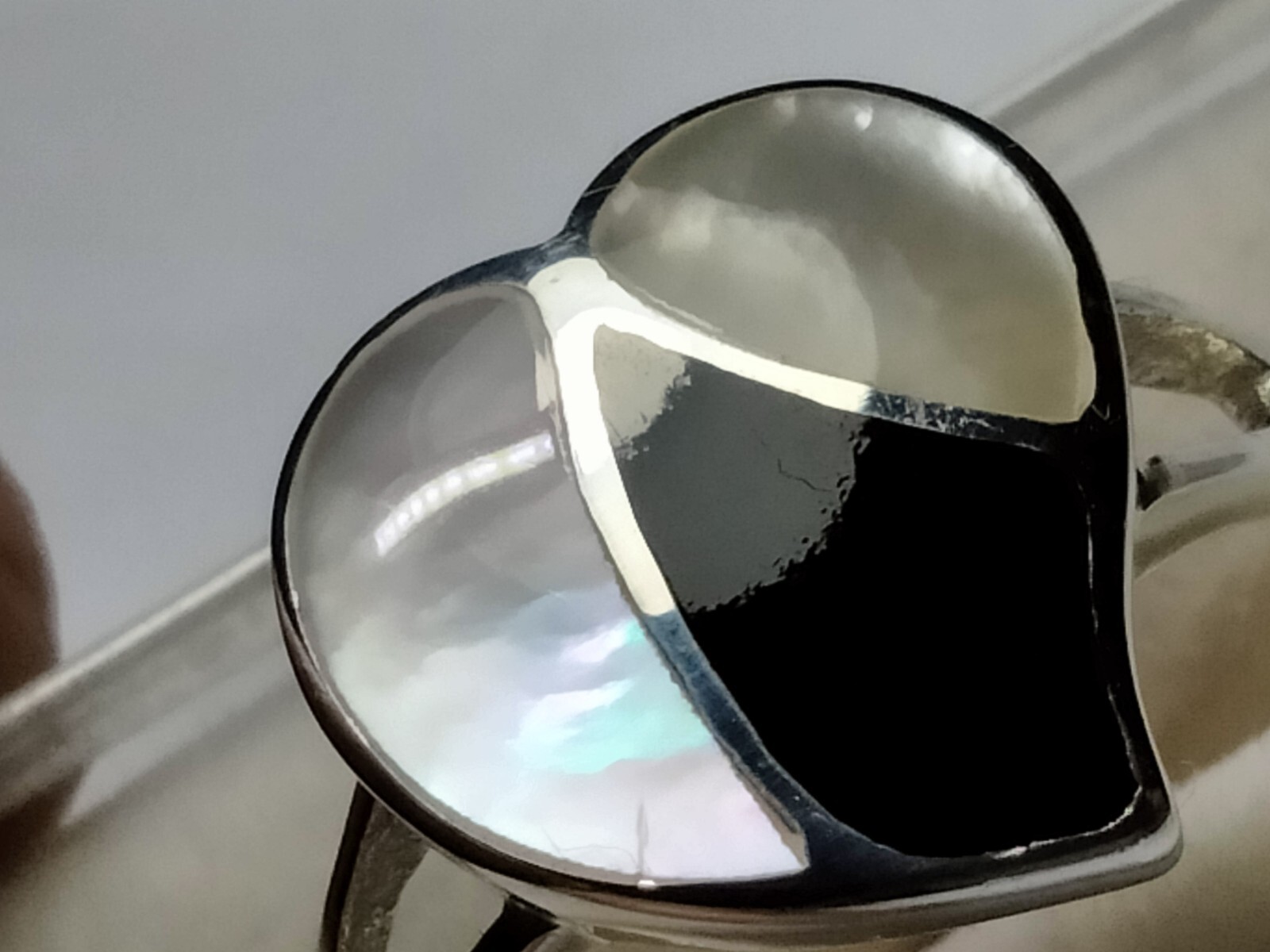 AMAZING MOP & BLACK ONYX  PETAL INLAYS IN STERLING SILVER.925 RING SIZE 8.75-9.0