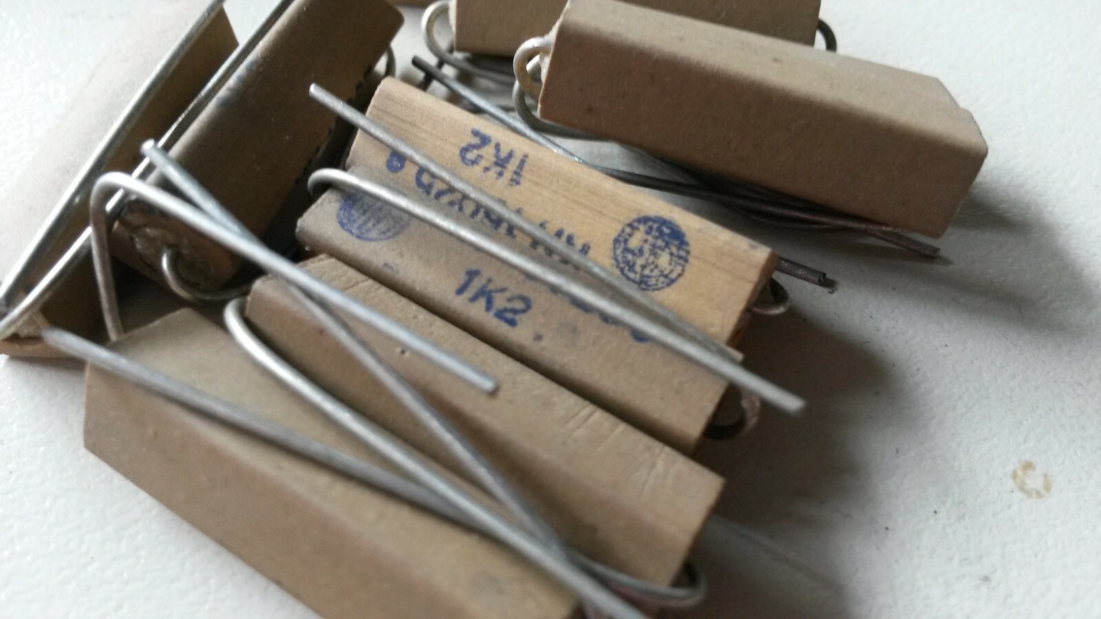 LOT of 10 HIGH LOAD RESISTORS from 56ohm to 3.9Kohm 4-5W CEMENT 27x7x7mm