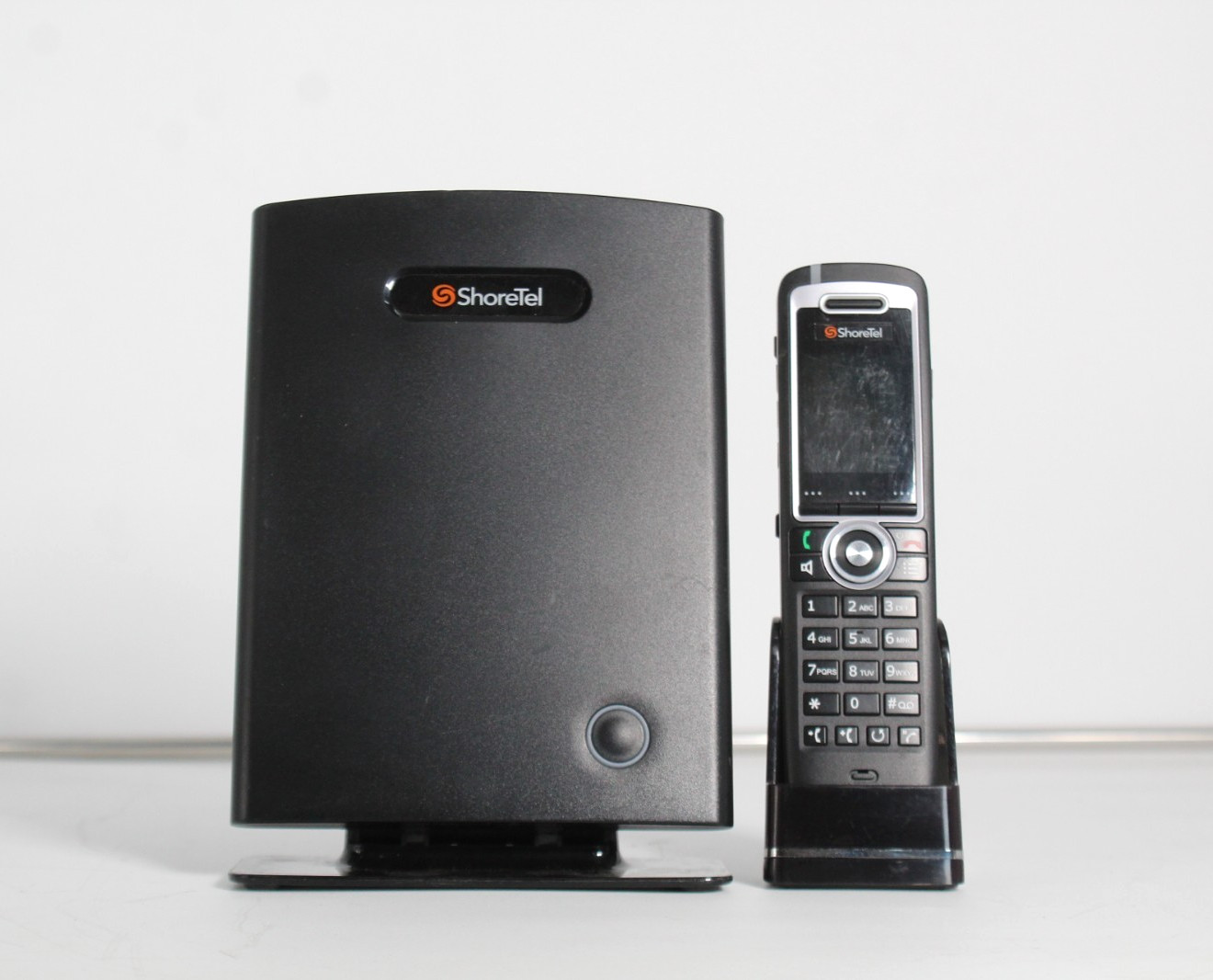 ShoreTel IP930D 930D Wireless IP Phone Dect w/ Base & Charging Station