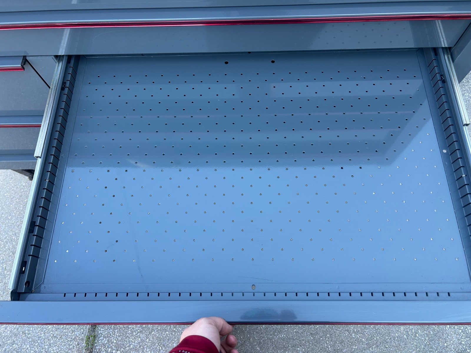 snap on tool box 55” has a small dent on the side It has a workbench power drawe