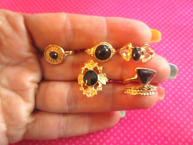 5 piece black stone gold toe ring set