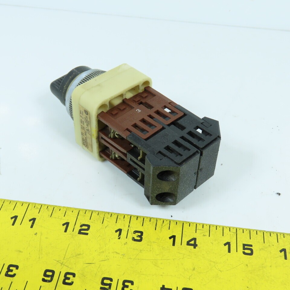 Fuji AH30-P1 3-Position Spring Return Selector Switch 600VAC 10A
