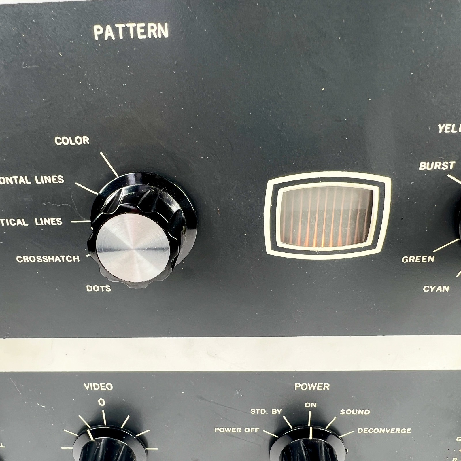 B&K Model 850 Color Analyst CRT TV Test Equipment - Powers On - READ BELOW