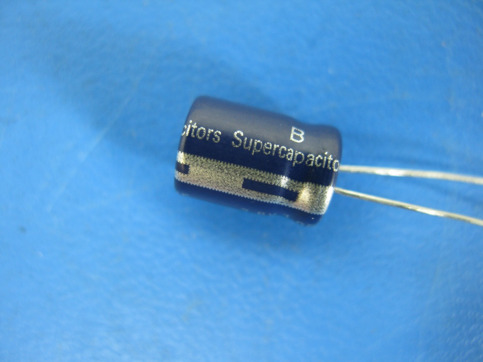 (5) New 2018 Eaton Radial Lytic Capacitors, 2.5V 1F, 8.5x13.5mm B0810-2R5105-R