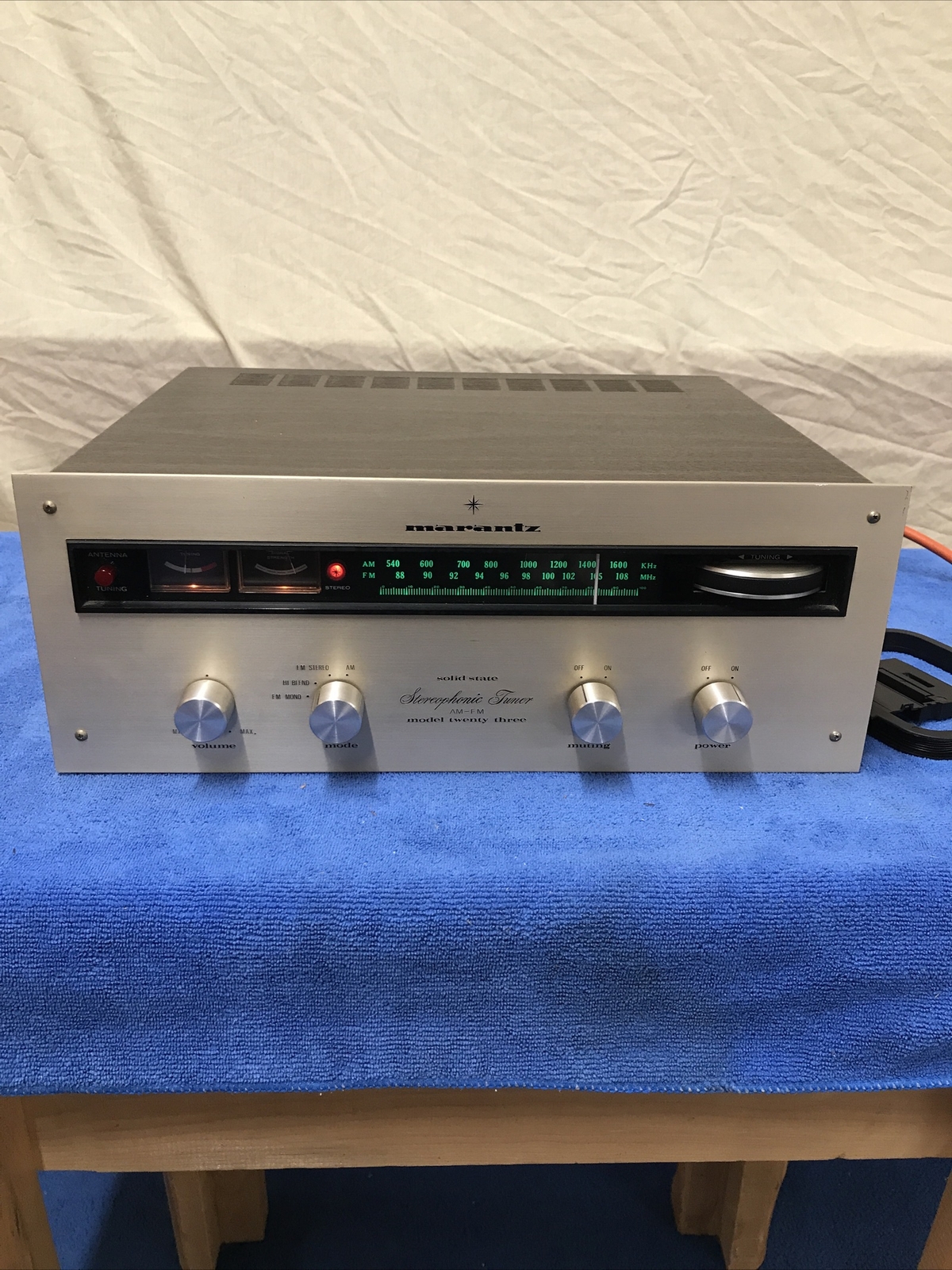 Marantz  Twenty Three 23 Stereo Tuner Wood Grain Powers Up Brings In FM Station