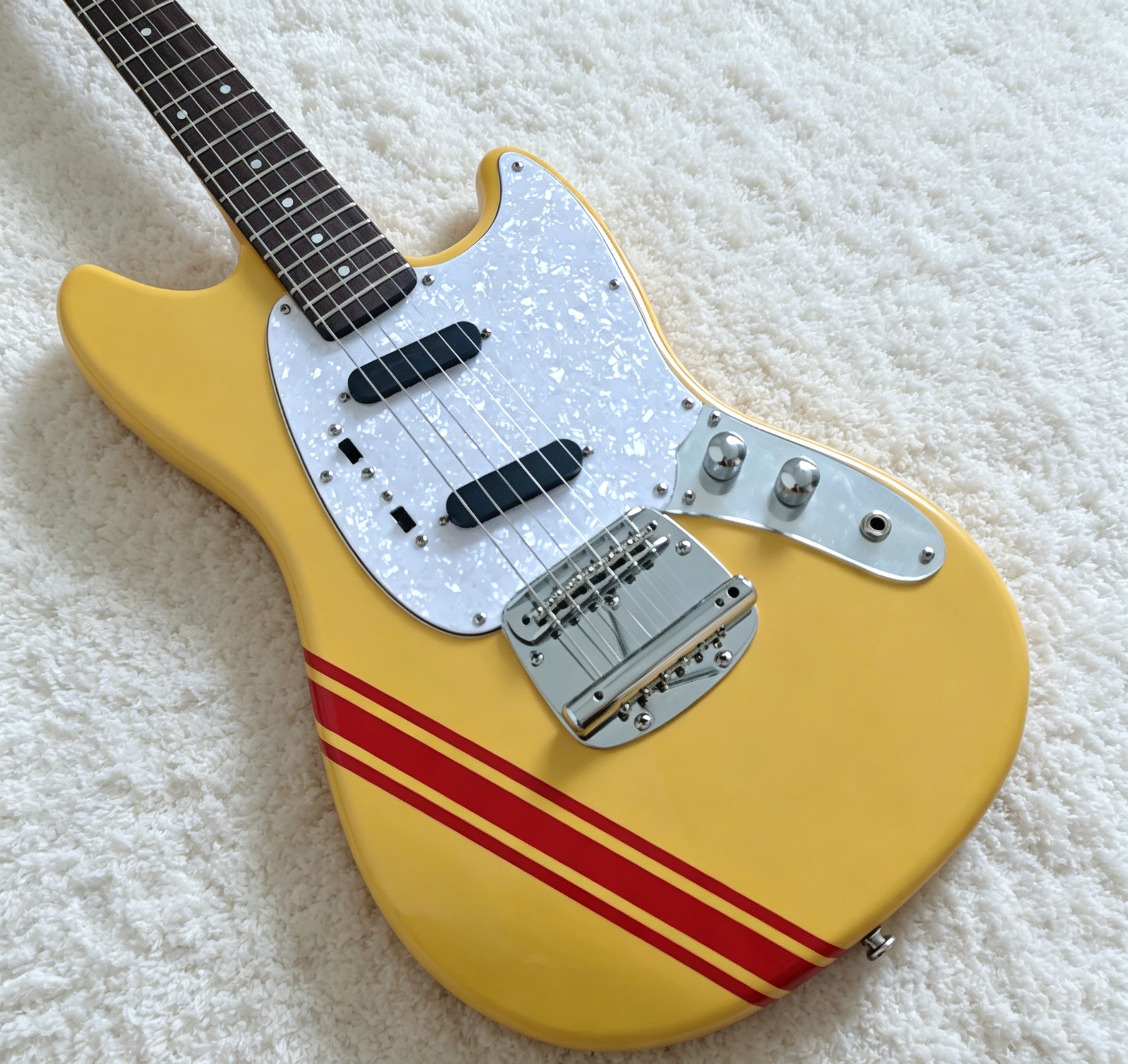 Yellow Mustang style electric guitar SS pickup rosewood fingerboard 6 strings
