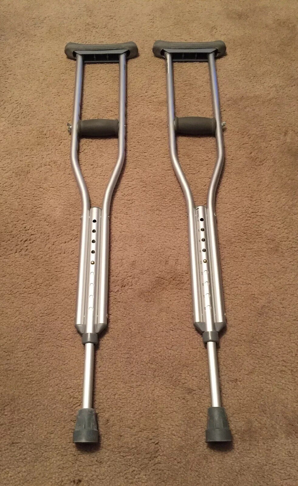 NICE PAIR LIGHTWEIGHT ALUMINUM CHILD'S/YOUTH CRUTCHES QUICK ADJUST 4'6" to 5'2"