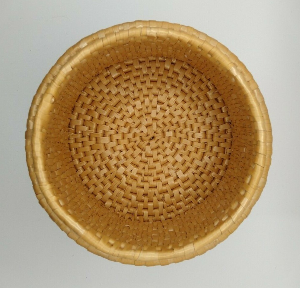 Woven Round Basket with lid and Sand dollar Periwinkle shell Beads Yarn