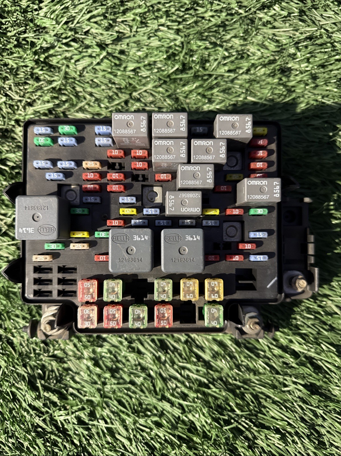 Engine Fuse Box/Relay Center OEM 15201930-01