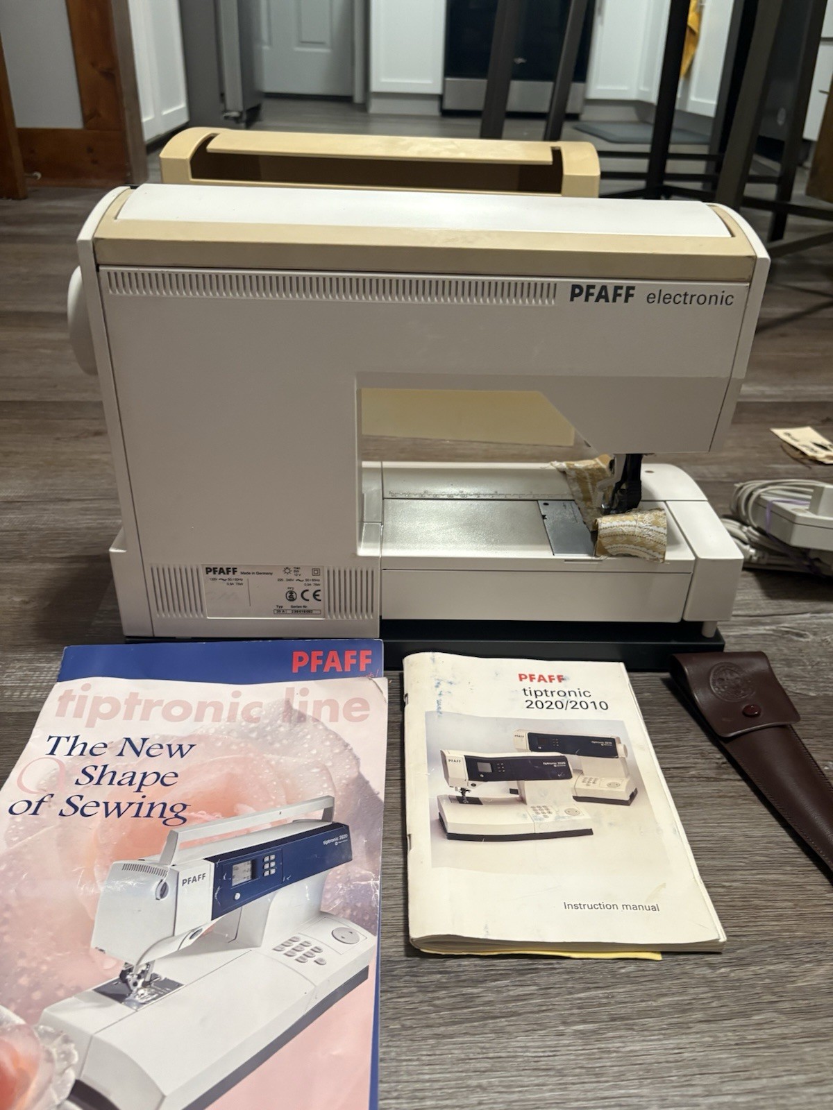 PFAFF Tiptronic 2020 Sewing Machine + Case, Pedal & Accessories,Tested And Works