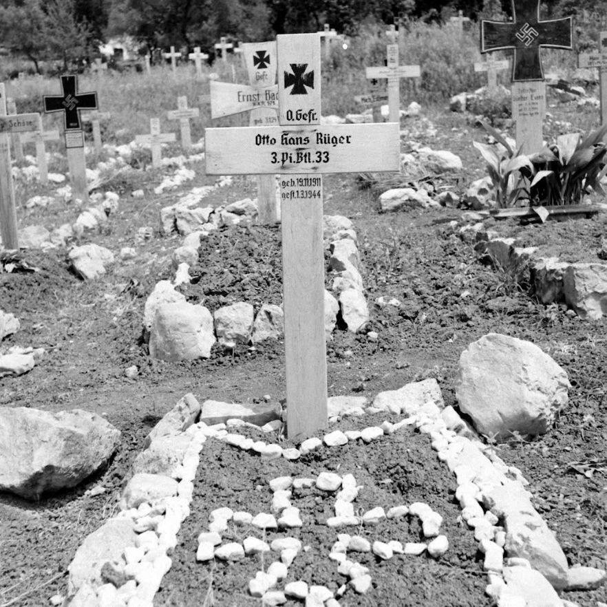 WW2 Photo WWII  German Soldiers Grave  Italy 1944 World War Two Wehrmacht / 4135