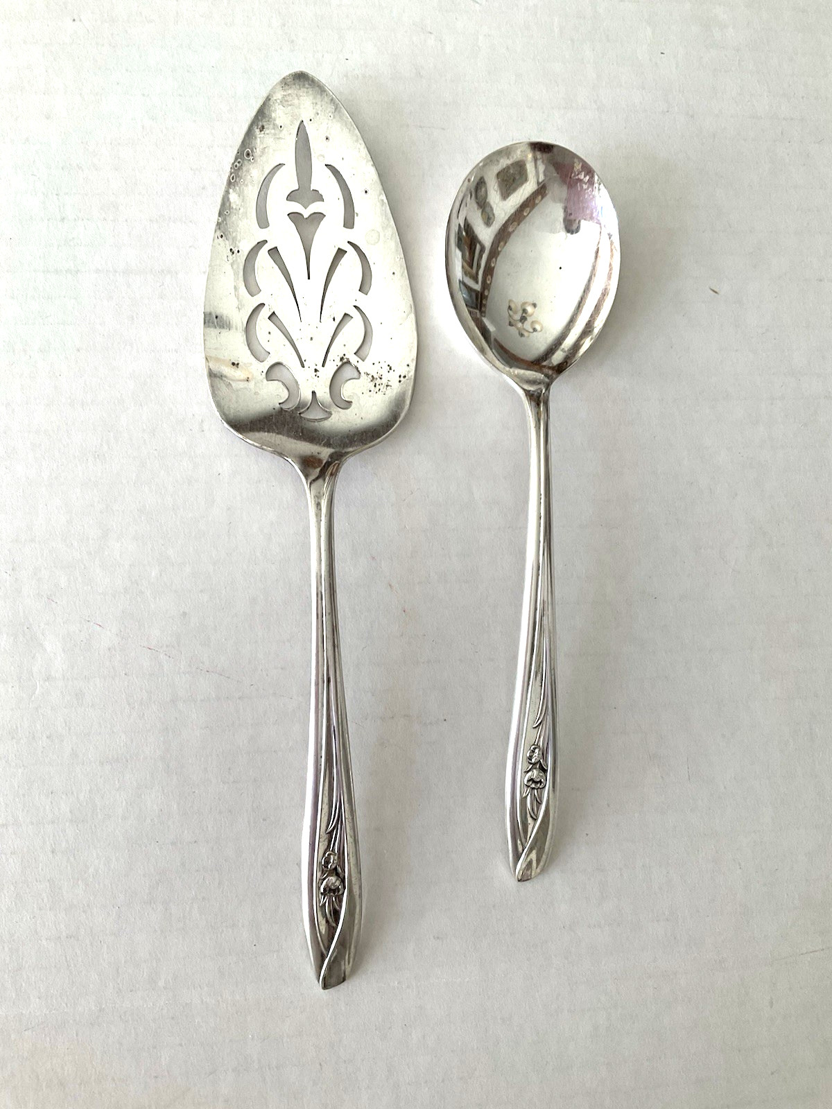International Silver Tulip Pattern 2pc Silverplate Soup Spoon & Pie Server Used