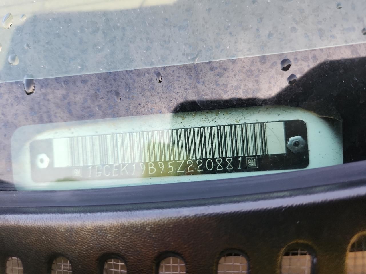SILVRDO15 2005 Glove Box 4835655