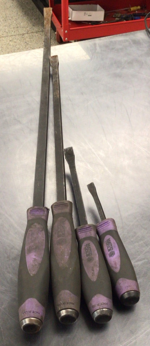 Matco 4 piece Pry Bar Set With 36 Inch Extra Long Pry Bar *Used