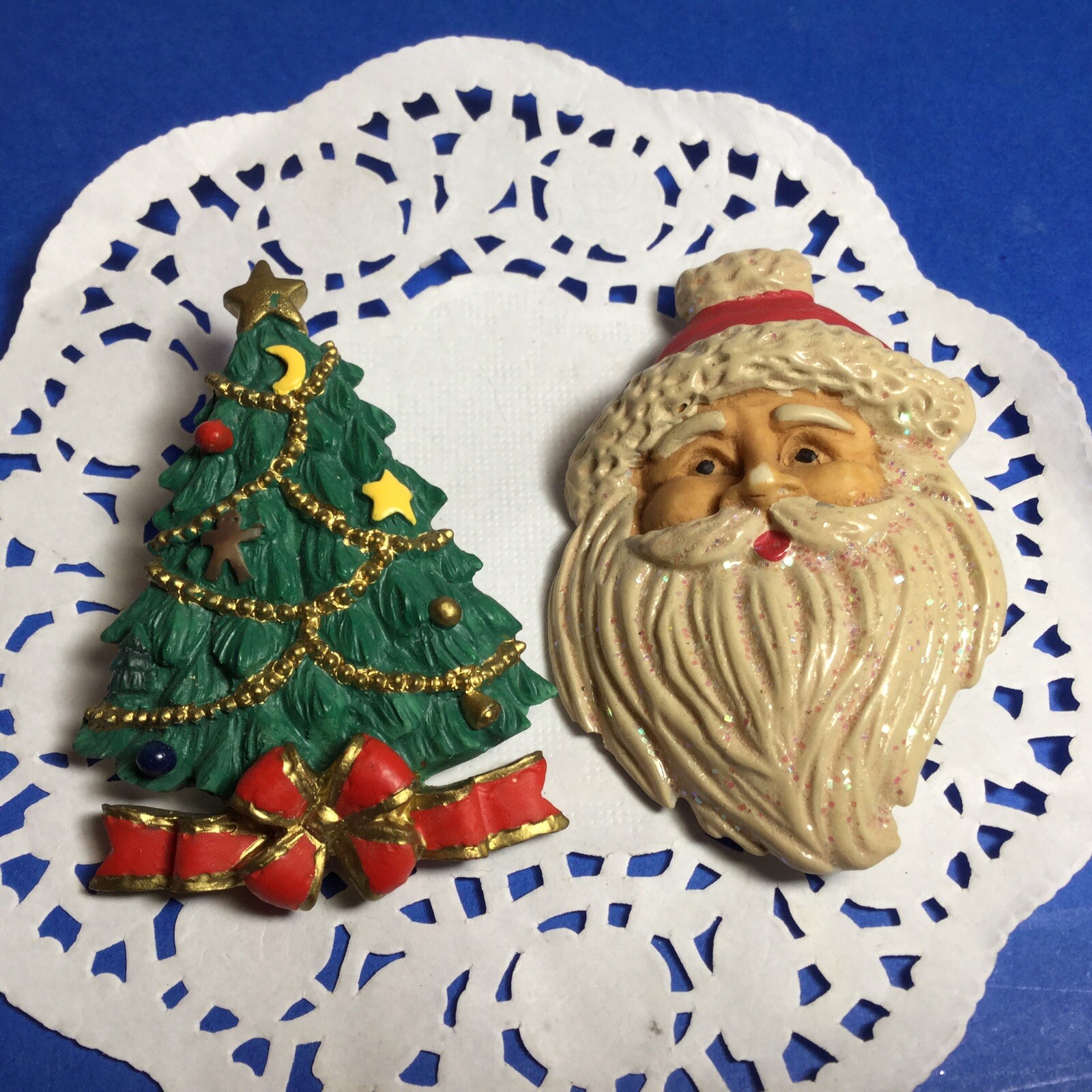 PAIR OF CHRISTMAS HOLIDAY PINS SANTA HEAD & CHRISTMAS TREE SO NICE