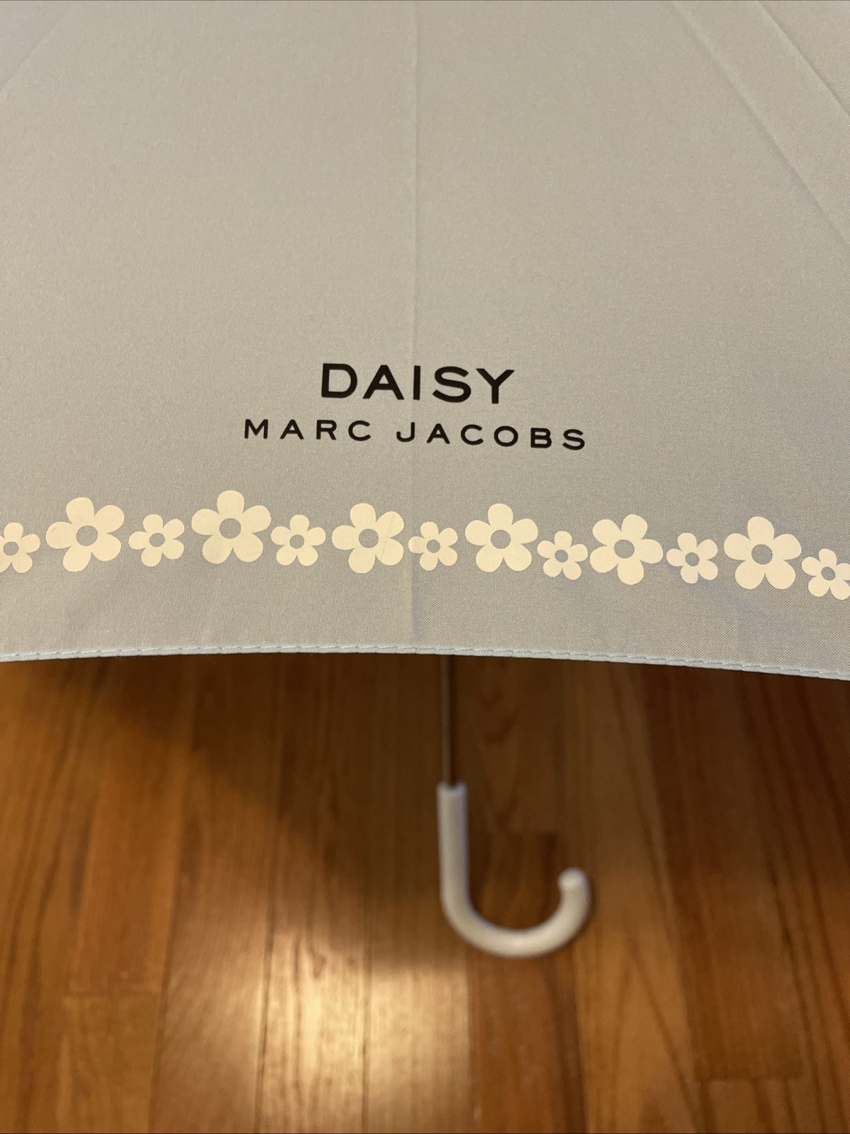 Marc Jacobs Rain Umbrella Daisy Parfums Sky Blue Floral White Handle Spring