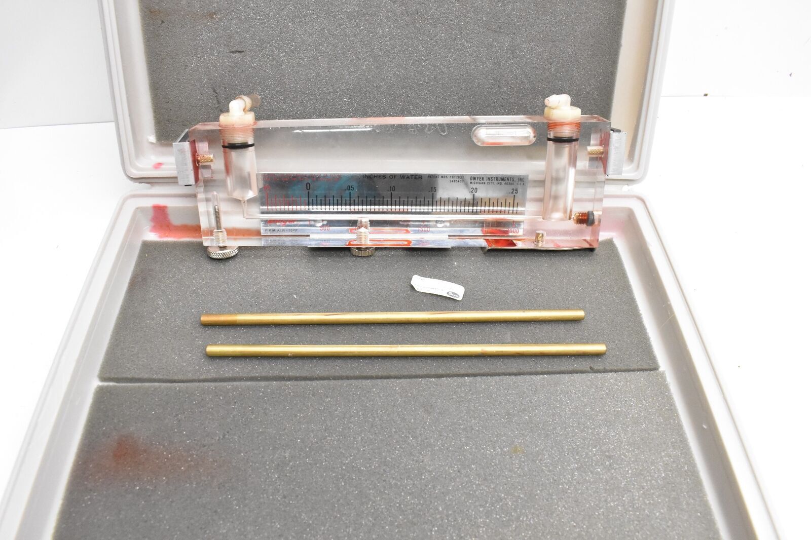 Dwyer Air Velocity Manometer 115AV FPM Air - 70 Degree F