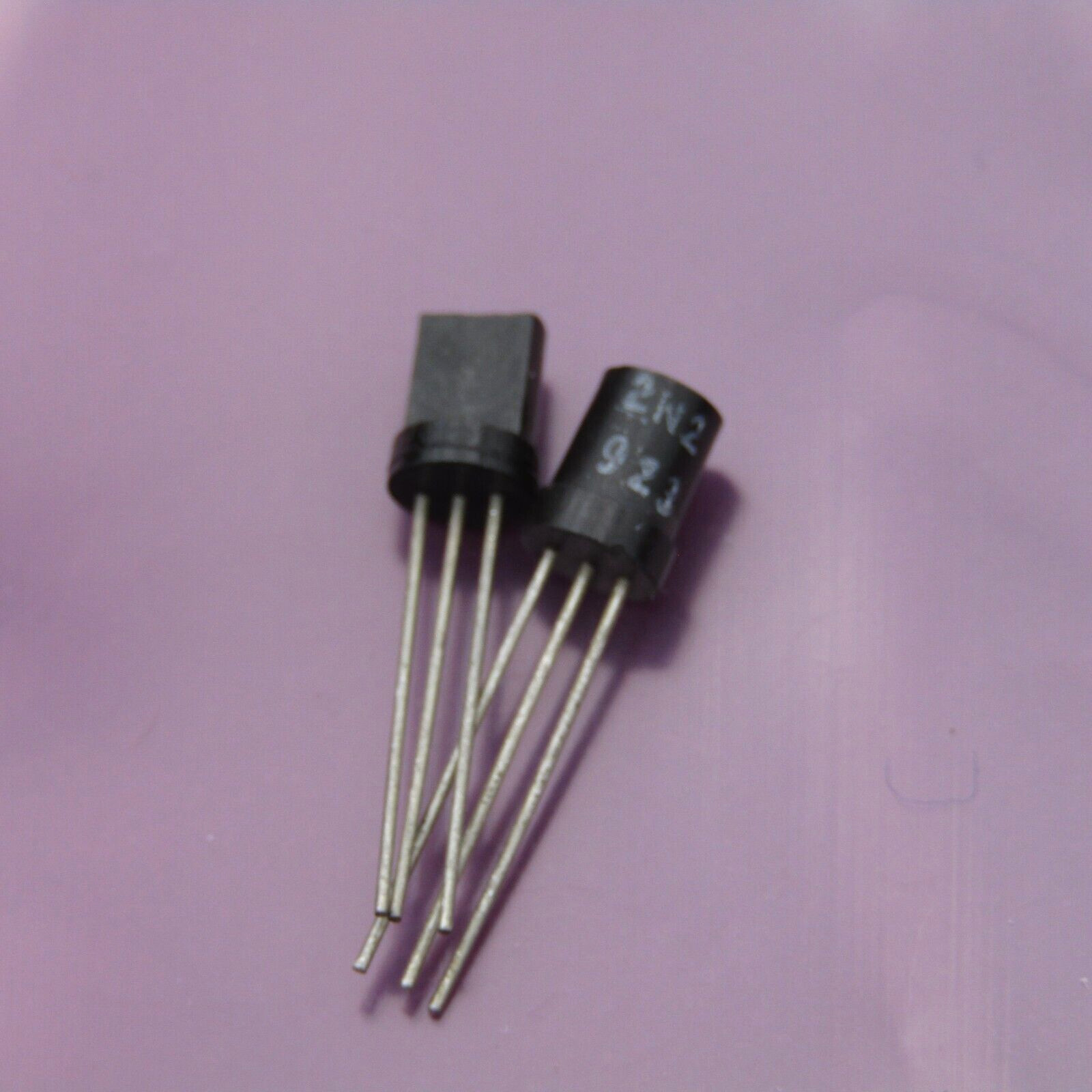 ( 2 PCS )   2N2923  Original Spague  BJT NPN 25V Vcbo / 25V Vceo / 5.0 Vebo  NOS