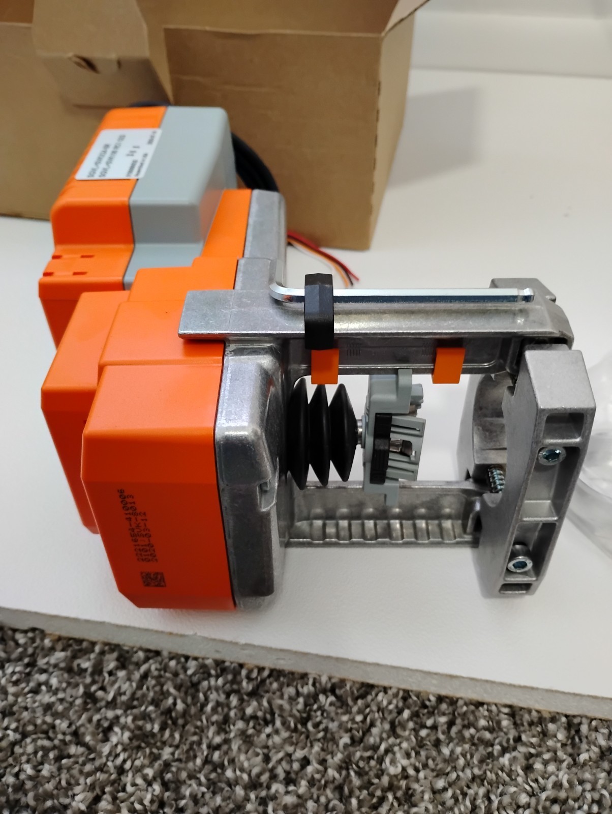 Belimo SGVL+SVKX24-SR Valve Actuator  Schneider Globe Valve Linkage With LV SV [