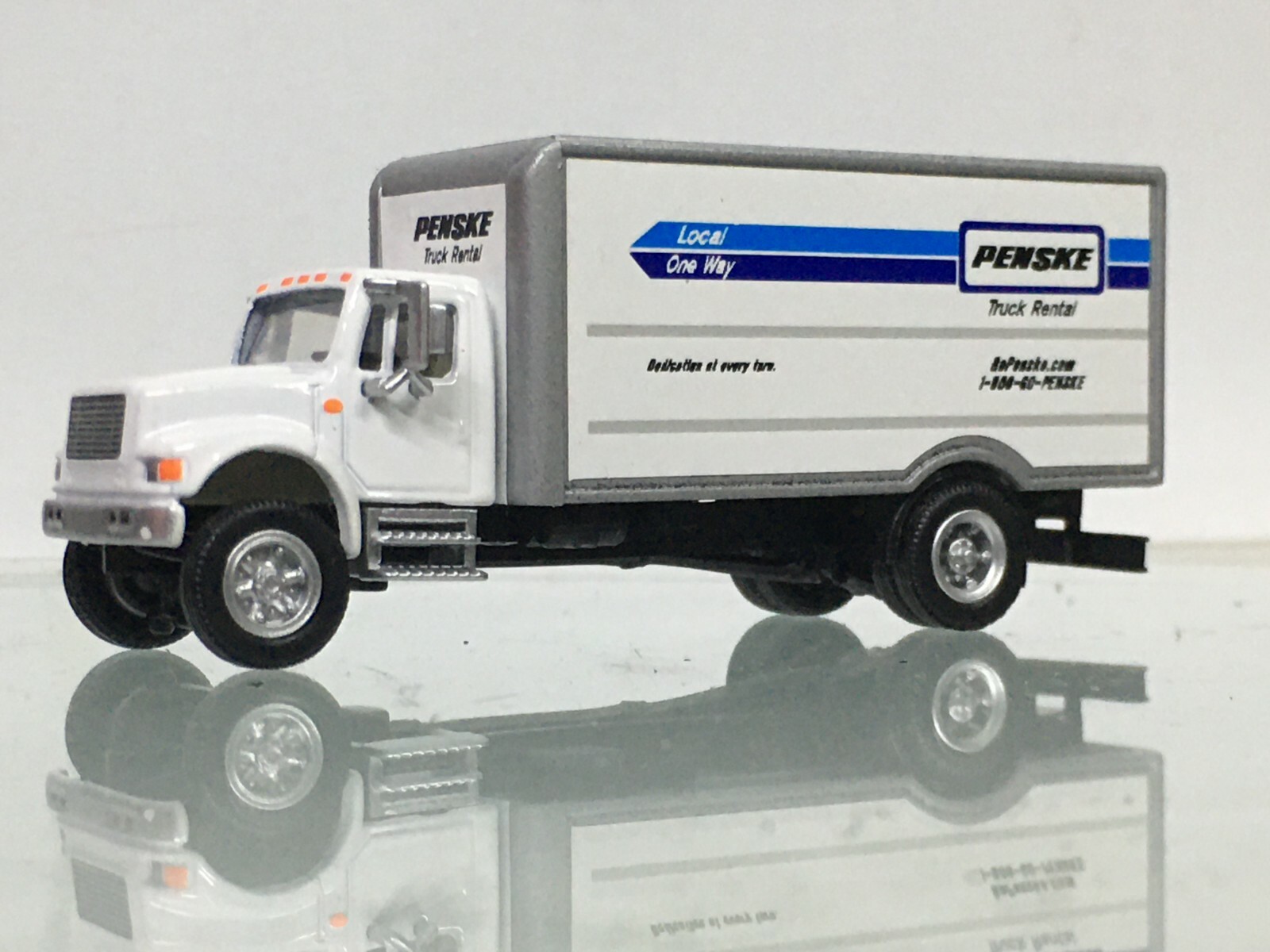 1/87 HO Scale Die Cast International Box Truck -- Penske Truck Rental - White