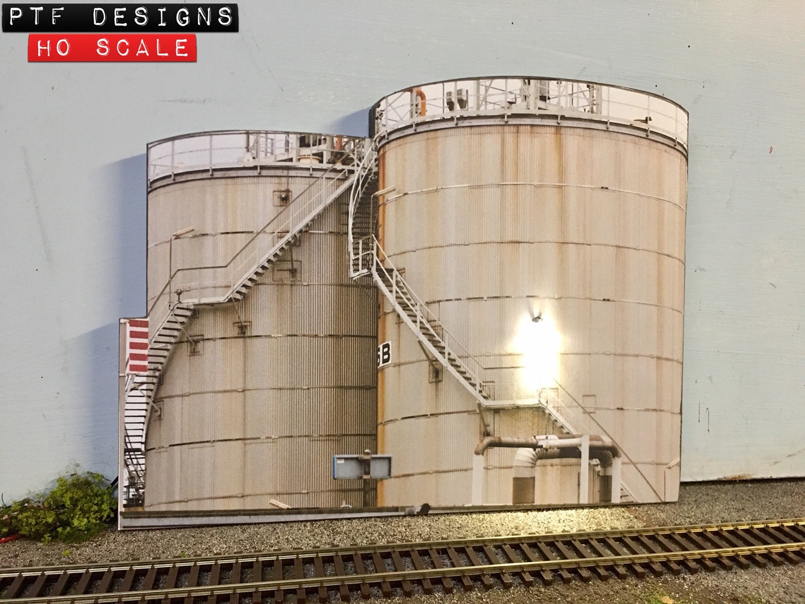 HO Scale DOUBLE TANK Flat / Front 3D Background w/ LED, Oil Field Farm Walthers