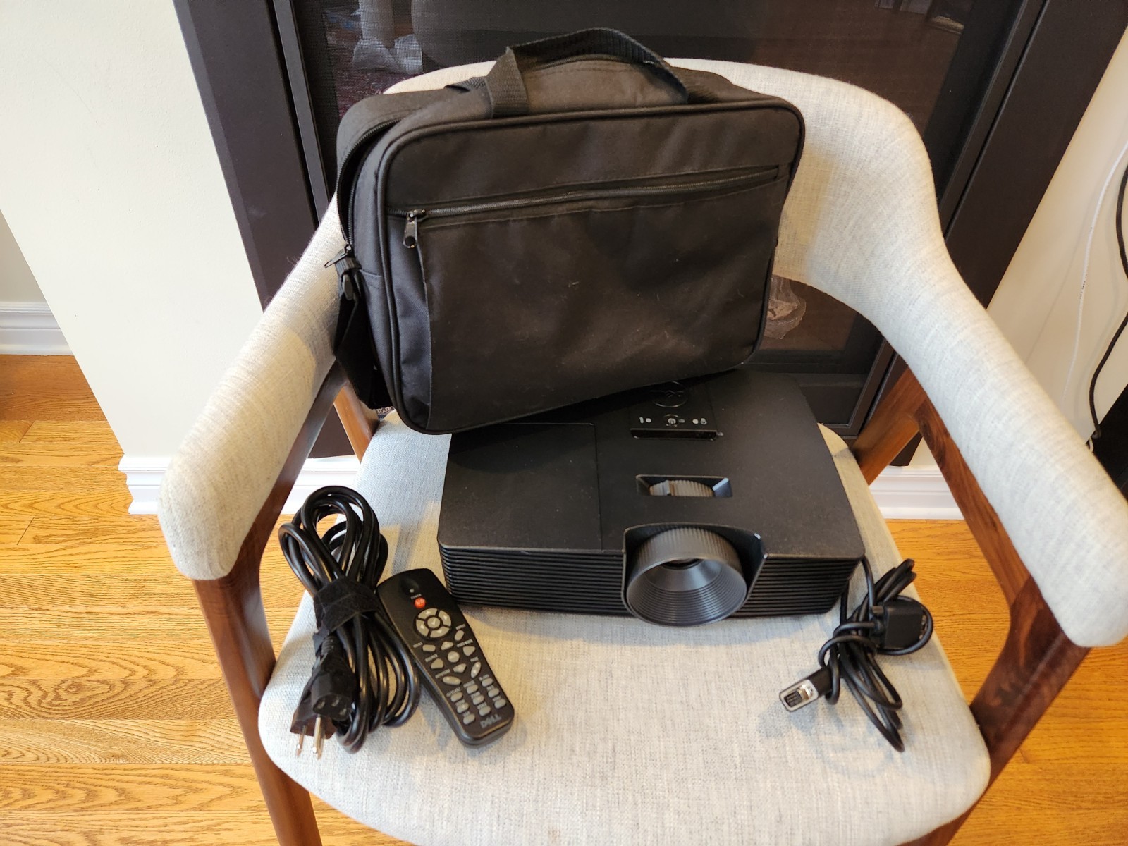 NEW Dell 1850 DLP HDMI Projector w/ Remote, 3000 Lumens 1920x1080