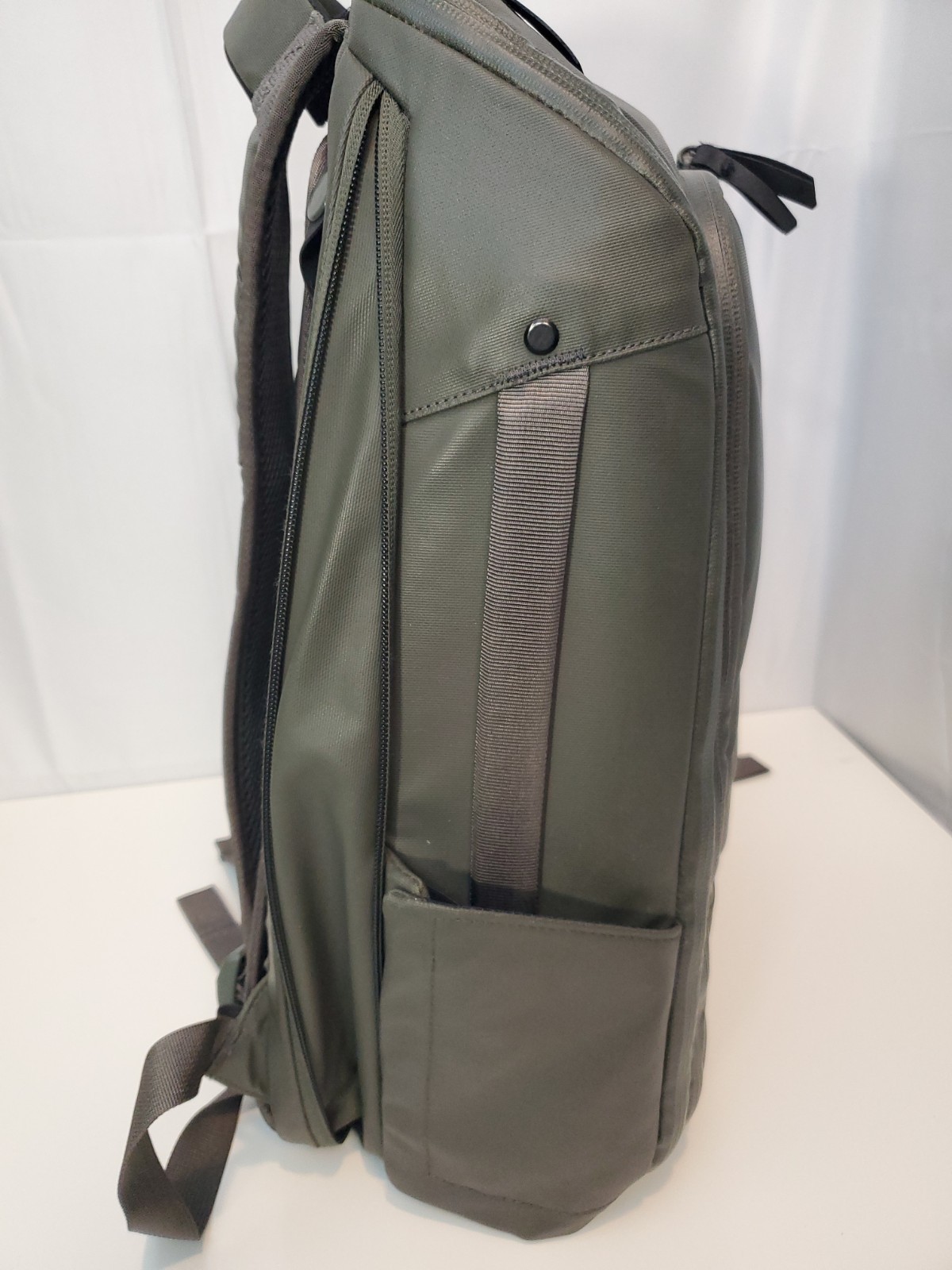 Nomatic Backpack 20L, Good Condition, Expands to 24L, Olive Color, $329 Value