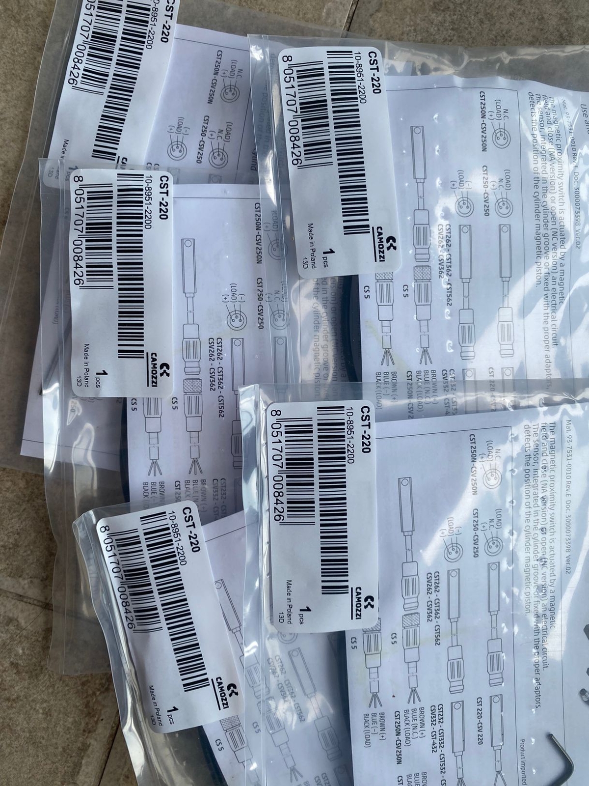 Camozzi CST-220 Magnetic proximity switch one NEW