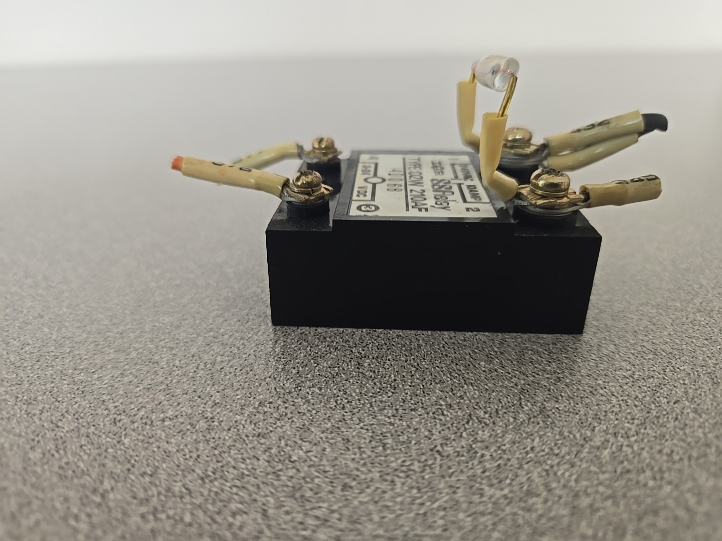 IR Crydom D2W-210AF Solid State Relay, 240VAC Input 3-24 VDC Output 10 AMP