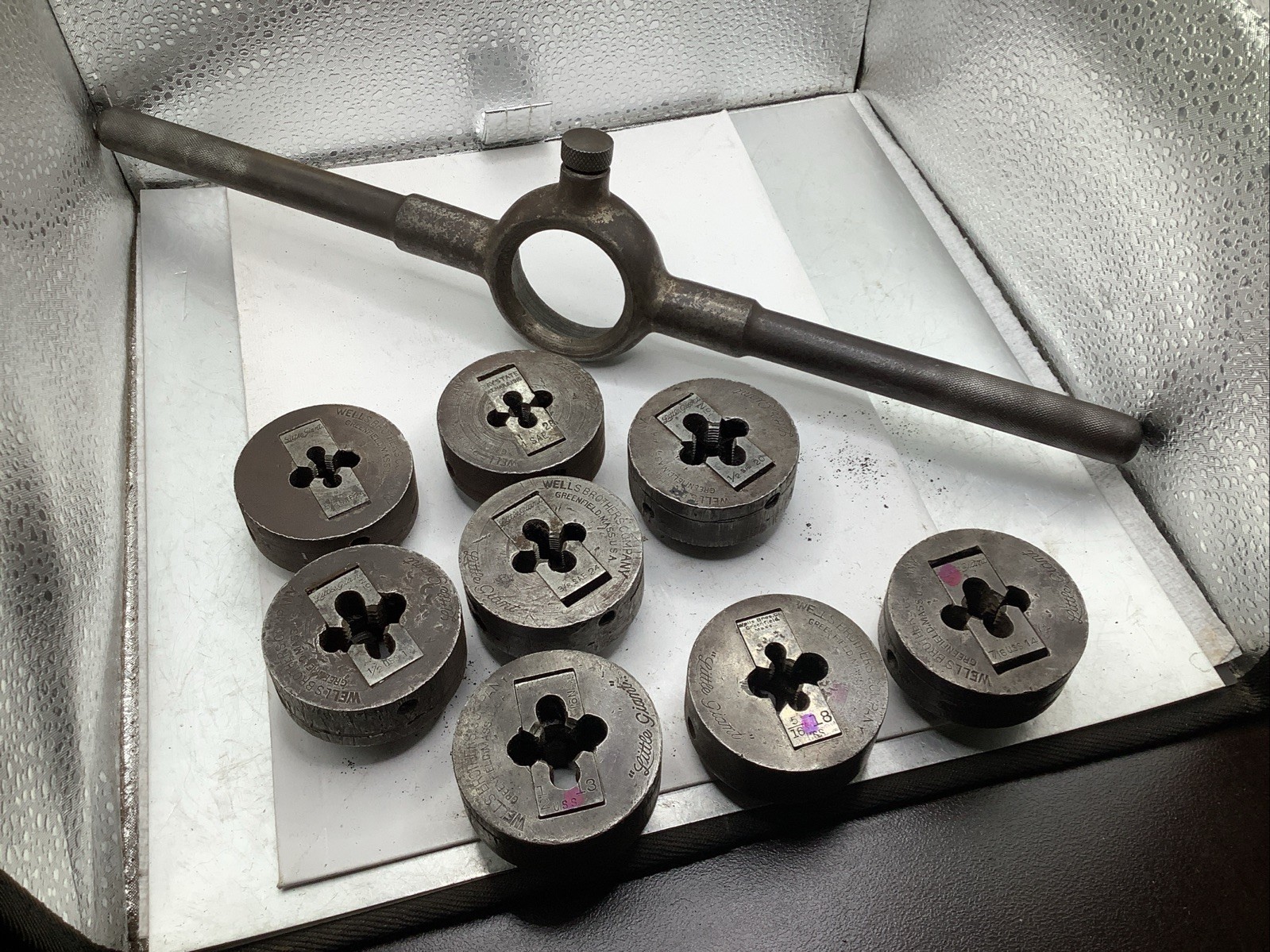 Vintage WELLS BROS. LITTLE GIANT 2” Die Handle With (8) Rod Threading Dies